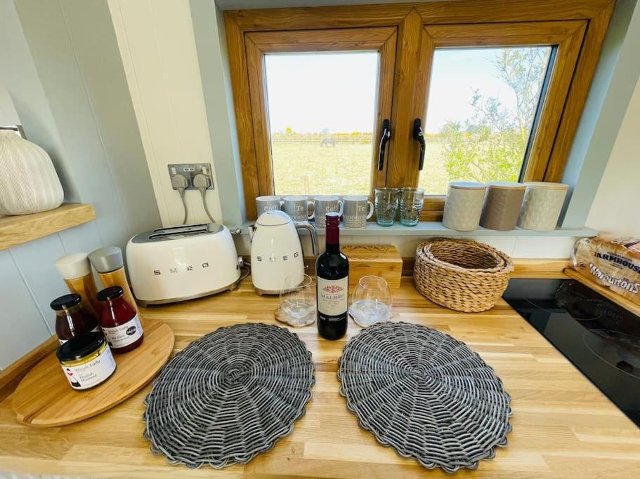 The Hut@Trefechan Wen - Coastal Coziness! Goodwick Exteriér fotografie